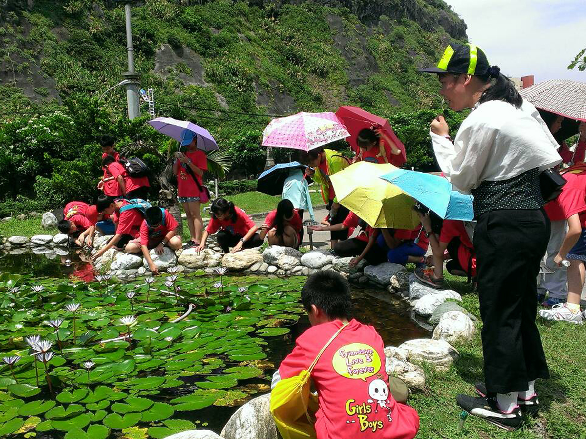 國小學生參訪「海大雨水公園」雨水回收景觀水池生態觀察與體驗情形