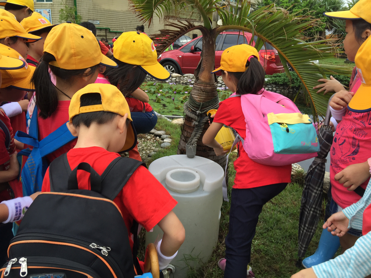 國小學生參訪雨水公園，體驗繩索收集雨水設置情形