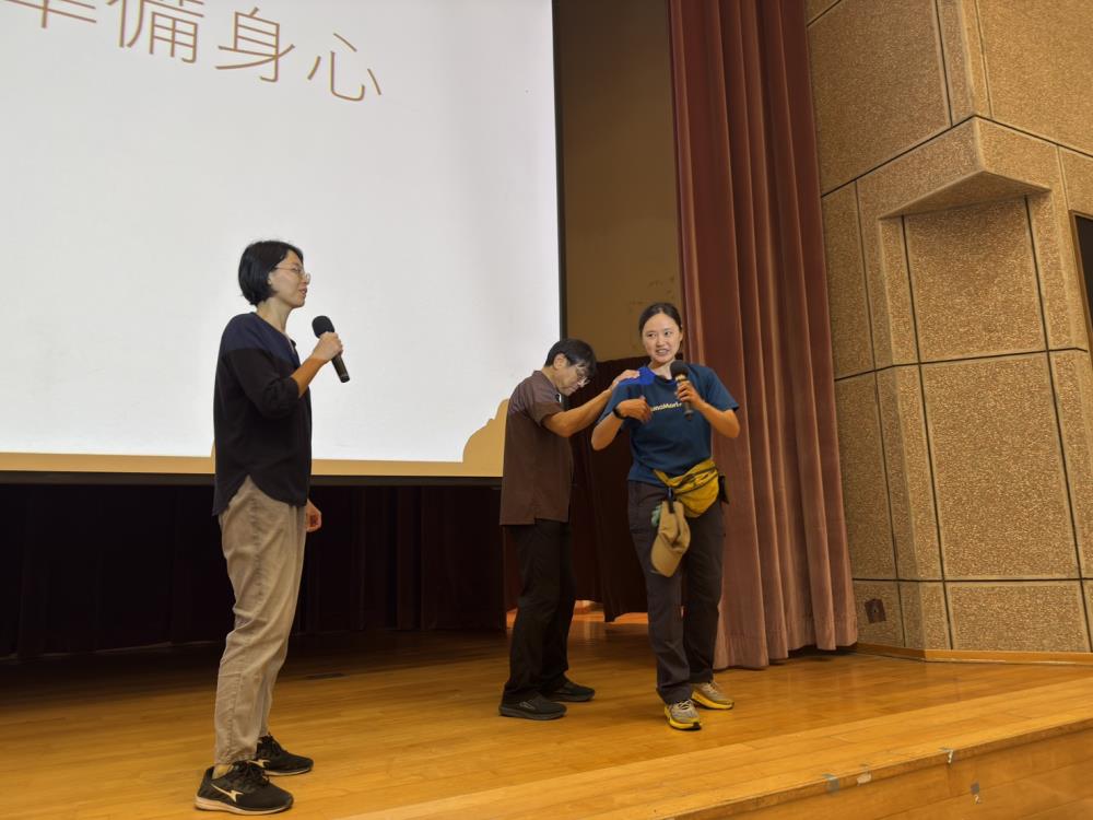 圖2.北海道黑松內山毛櫸自然學校大類幸子總監示範五感體驗教學