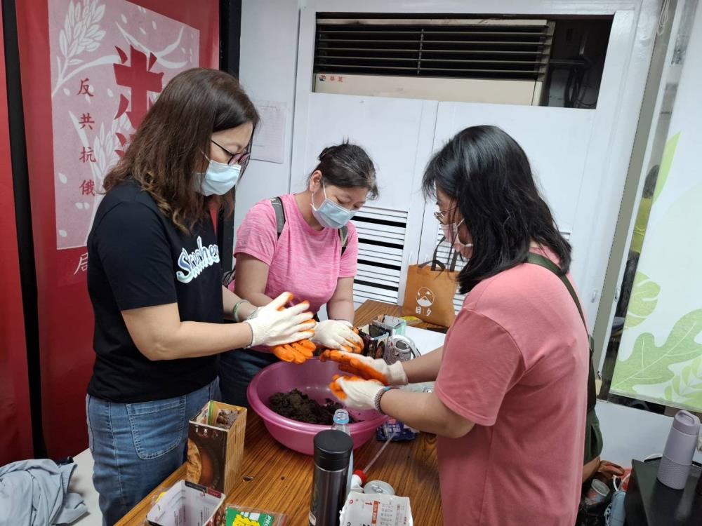 2.酒粕花肥球DIY實作，讓民眾實作將酒粕與土壤混合製成有機肥