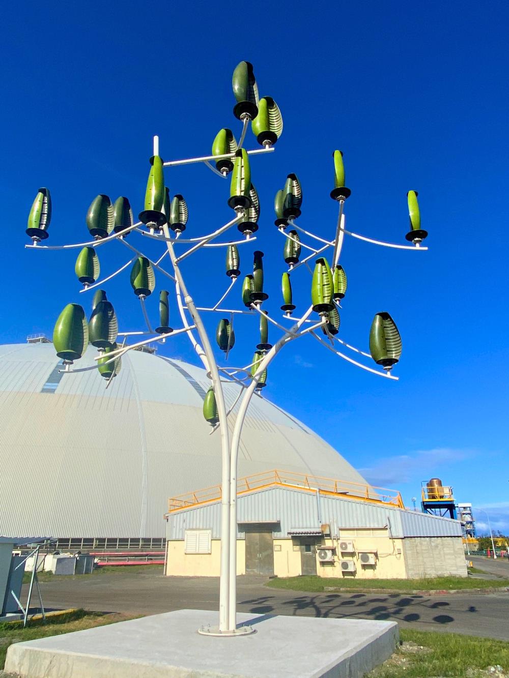 風力樹_Wind+Tree_設計靈感源自風中飄動的樹葉，且運作時幾乎無聲，兼顧發電效能與環境友善。