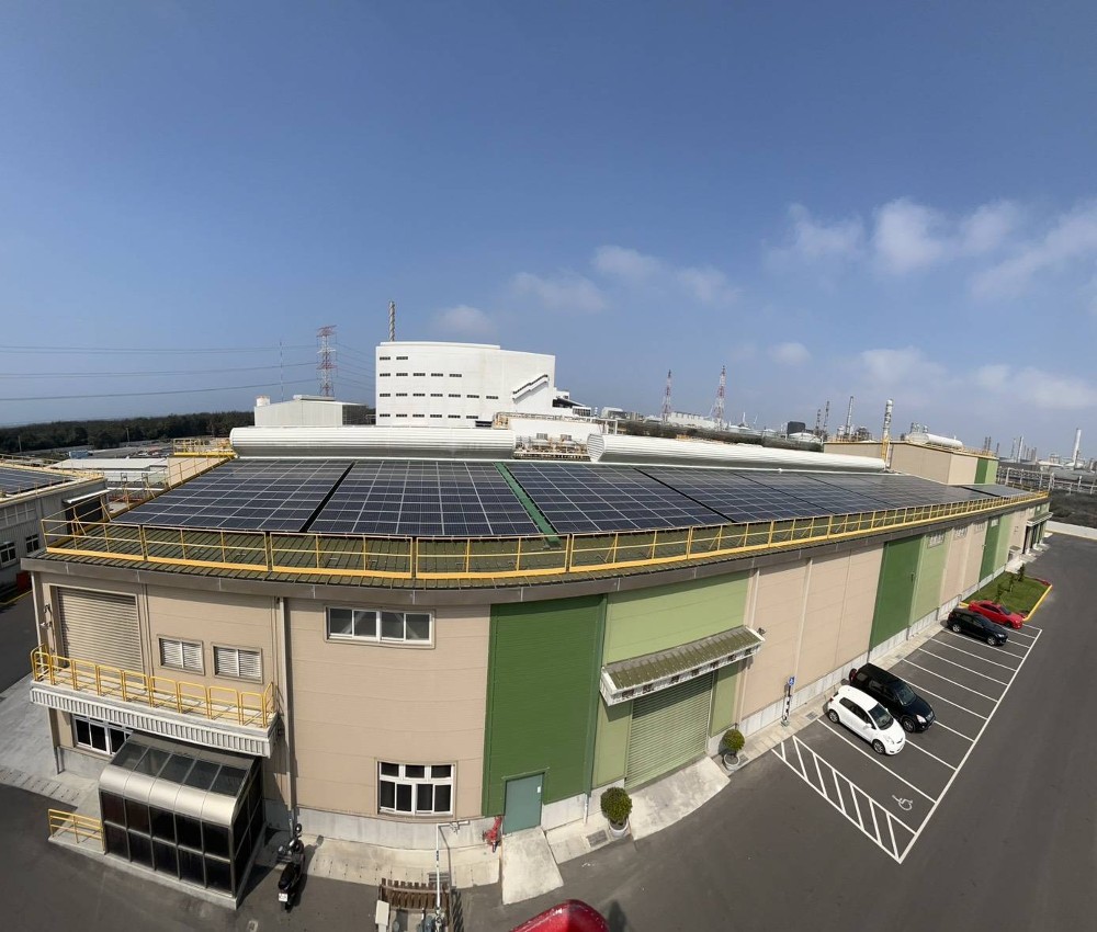 05.「南亞廚餘堆肥廠」結合太陽能供電與廚餘資源化技術，將廚餘轉製為有機肥料，實踐循環經濟理念。