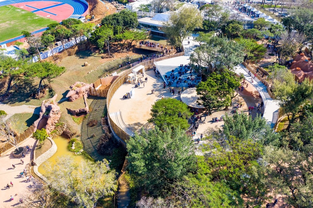 「新竹市立動物園」位於新竹市東區，為臺灣原址現存最悠久的市立動物園。