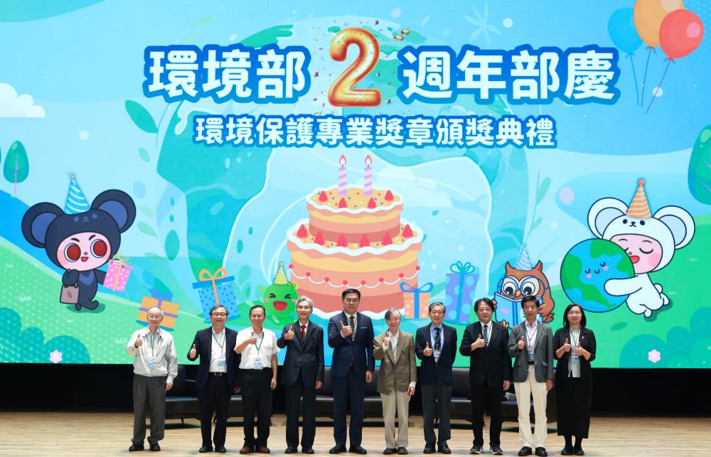 彭啓明部長_左5_與卸任長官合照留念