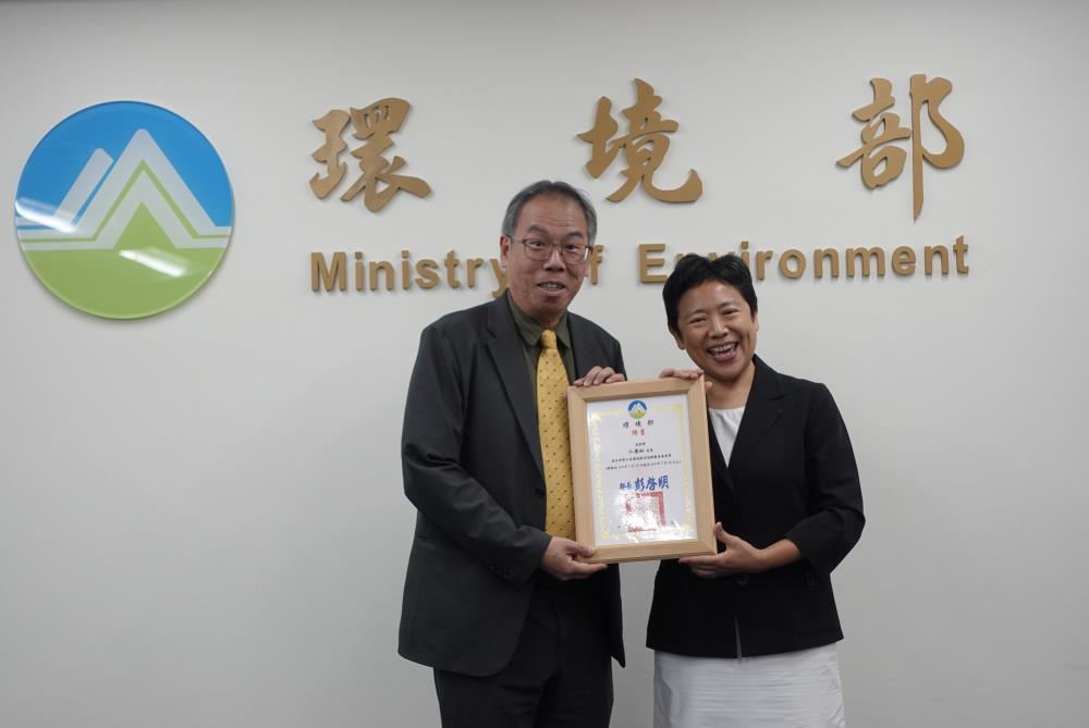 環境部施文真次長頒發第8屆環境教育認證審查會聘書予江康鈺委員
