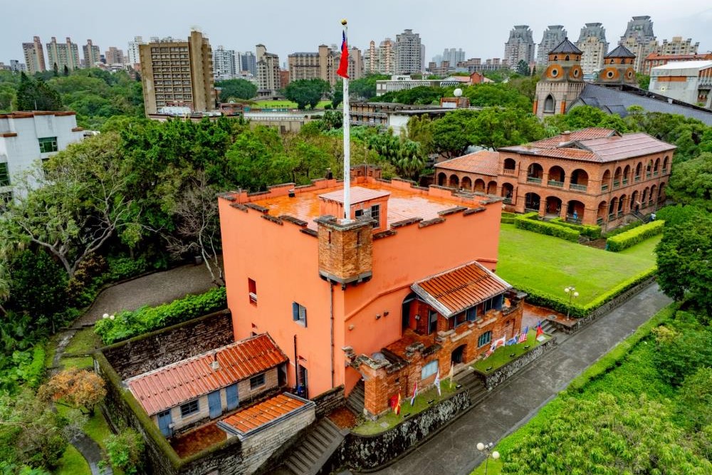 保存維護淡水紅毛城及其周遭歷史建築群為本館發展環境教育之場所特色